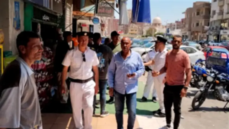 الإسماعيلية تواصل تنفيذ مبادرة "رصيف آمن" وتحرير 12 محضرًا بحي ثالث