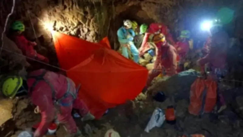 إنقاذ مستكشف كهوف عالق على عمق 120 مترًا في إيطاليا