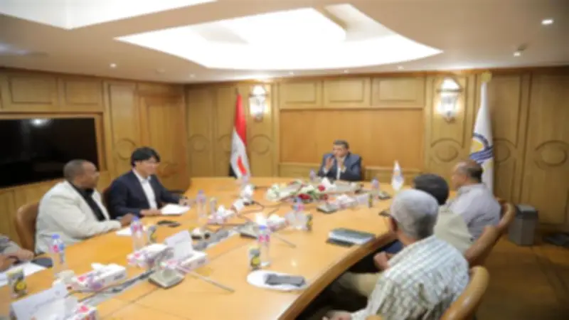 محافظ قنا يبحث مع خبير ياباني تطوير 1250 فداناً بالري الحديث