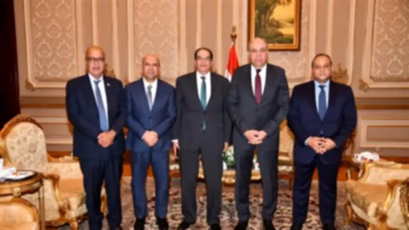 وزير الطيران يعلن تطوير مقصورة 19 طائرة بمصر للطيران وخطة توسع الأسطول