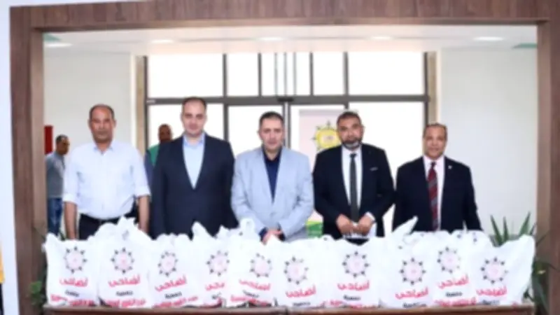 محافظ دمياط يشهد توزيع لحوم الأضاحي على 200 عامل نظافة