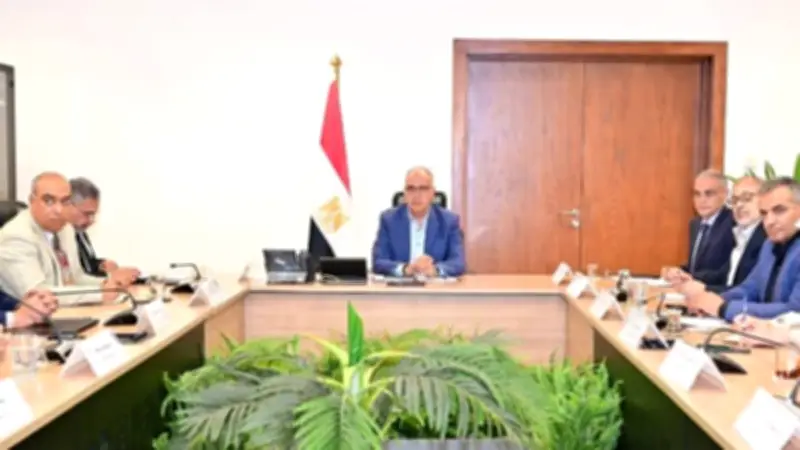وزير الري يتابع تنفيذ الخطة الاستثمارية ويستعرض خطة 2026/2027