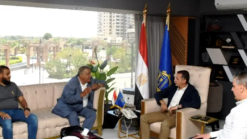 محافظ أسوان يبحث تحويل المخلفات إلى وقود بديل بالتعاون مع مصنع أسمنت أسوان ضمن رؤية 2040