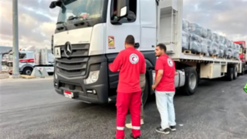 الهلال الأحمر المصري يطلق القافلة 205 لدعم غزة بـ2370 طن مساعدات