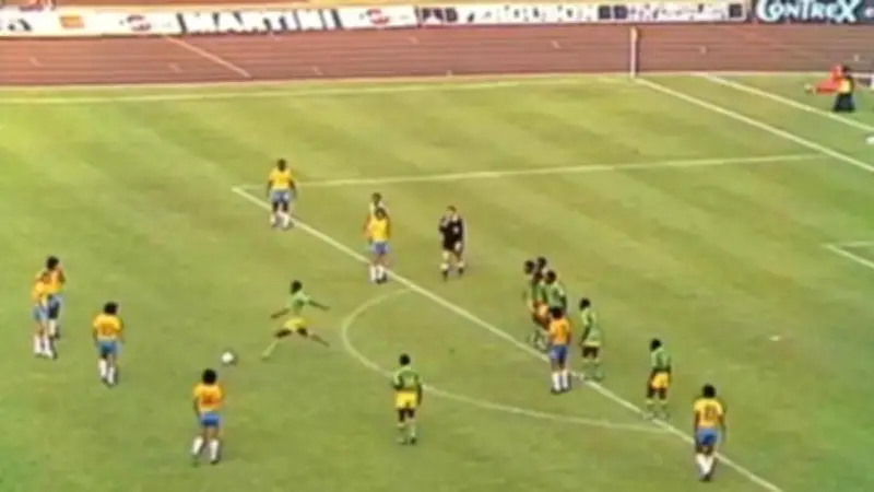 ركلة حرة للبرازيل هددت حياة 22 لاعباً: حكاية إيلونجا صاحب أغرب لقطة في تاريخ كأس العالم