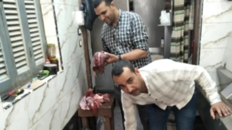 ضبط 250 كجم لحوم ودواجن فاسدة في مخزن يمد مطعماً شهيراً بمنفلوط