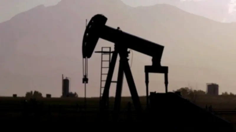 النفط يخسر مكاسب 3 أيام بتراجع حاد يتجاوز 3% وسط تطورات سياسية
