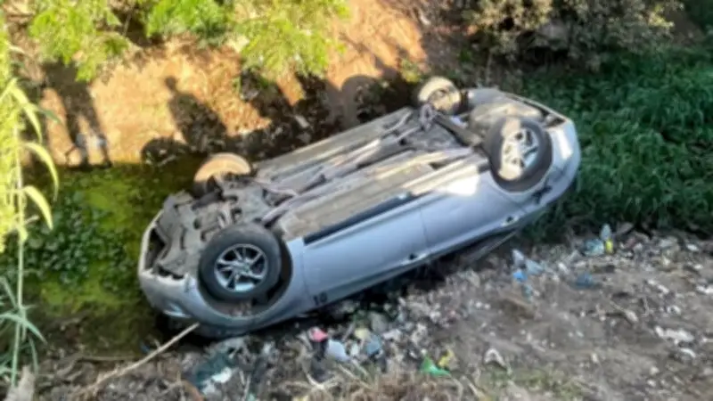 إنقاذ 3 أشخاص عقب انقلاب سيارتهم في المنوفية