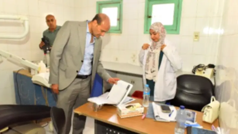 محافظ أسيوط يحيل مدير وحدة صحية و3 من الأطقم الطبية للتحقيق