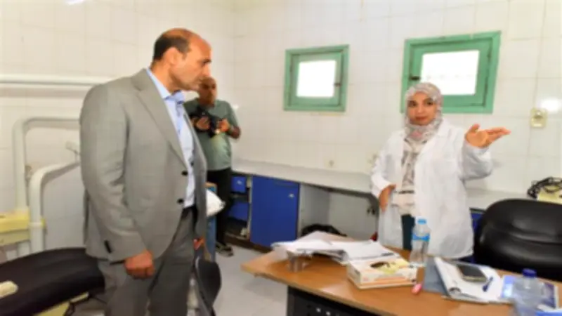 محافظ أسيوط يحيل مدير وحدة صحية و3 آخرين للتحقيق بسبب التغيب