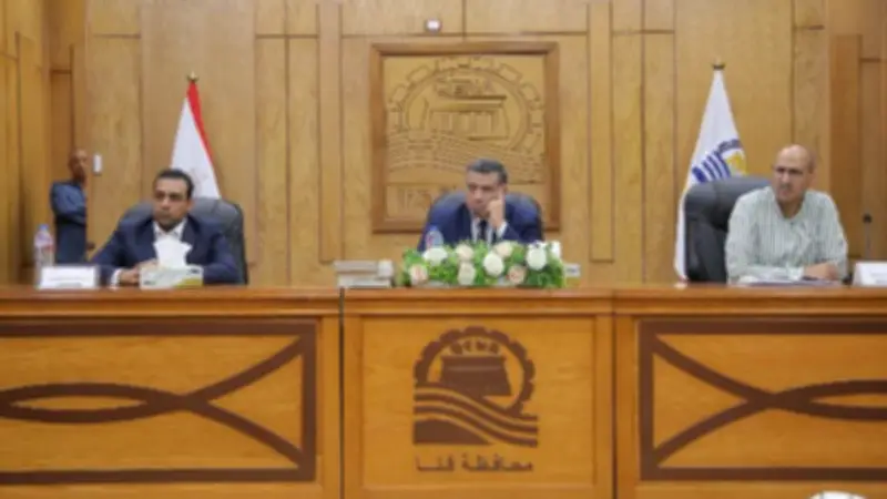 محافظ قنا يناقش 301 شكوى وطلب خلال لقاء جماهيري ويوجه بحلول عاجلة
