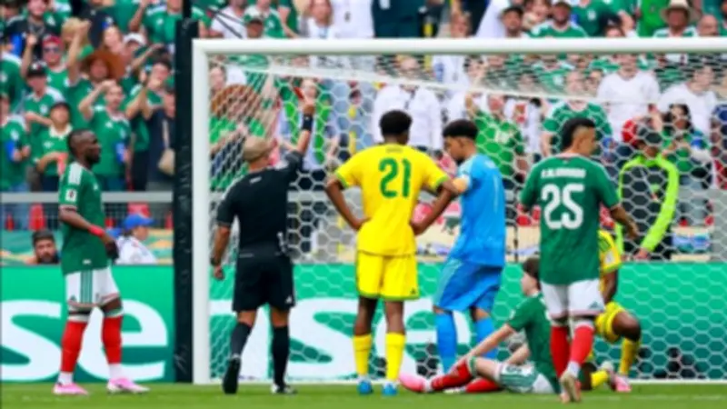 مدافع جنوب أفريقيا يتلقى أول بطاقة حمراء في افتتاح كأس العالم منذ 32 عامًا