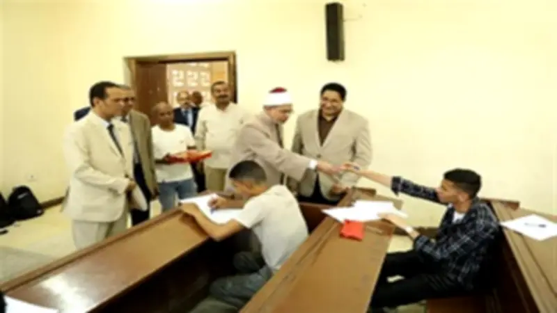 رئيس جامعة الأزهر يوزع الشيكولاتة على الطلاب ويطمئن على امتحانات 4 كليات