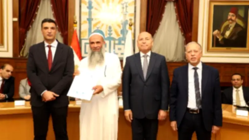 تسليم 43 عقد تقنين لمصانع ورش شق الثعبان بحضور وزير الصناعة ومحافظ القاهرة