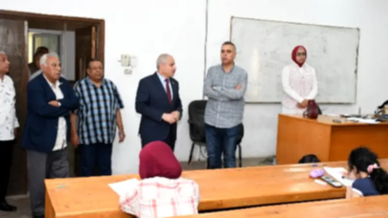 رئيس جامعة قناة السويس يتفقد امتحانات الهندسة ويضبط 5 حالات غش
