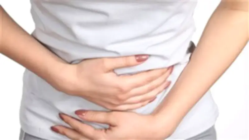 5 أخطاء يومية تدمر المعدة وتؤذي صحتك.. تجنبيها فوراً