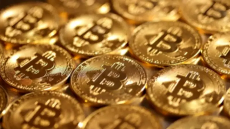 بيتكوين تهبط إلى 61 ألف دولار متأثرة بتصاعد التوترات بين أمريكا وإيران