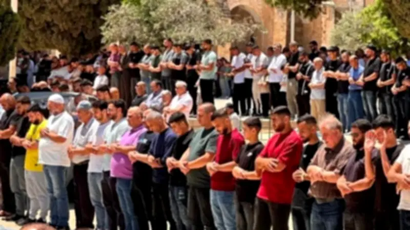 65 ألف مصلٍ يؤدون صلاة الجمعة في الأقصى رغم التضييق الإسرائيلي