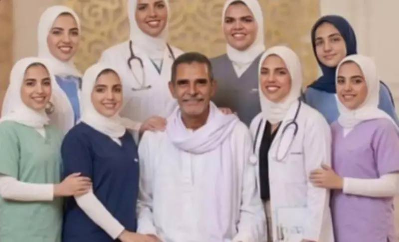 عم صلاح حدوتة مصرية: قصة كفاح عامل بناء وزوجته أثمرت عن 8 طبيبات