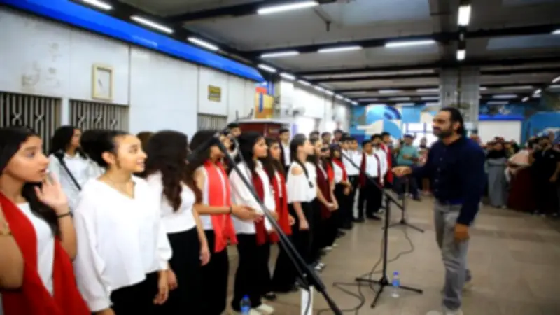كورال أكاديمية الفنون يخطف أنظار ركاب مترو شبرا الخيمة بأغاني وطنية وتراثية