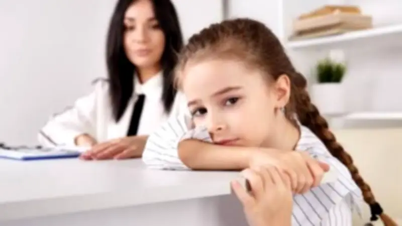 لماذا يُهمَل اضطراب ADHD لدى الفتيات؟ الأسباب والأعراض الخفية