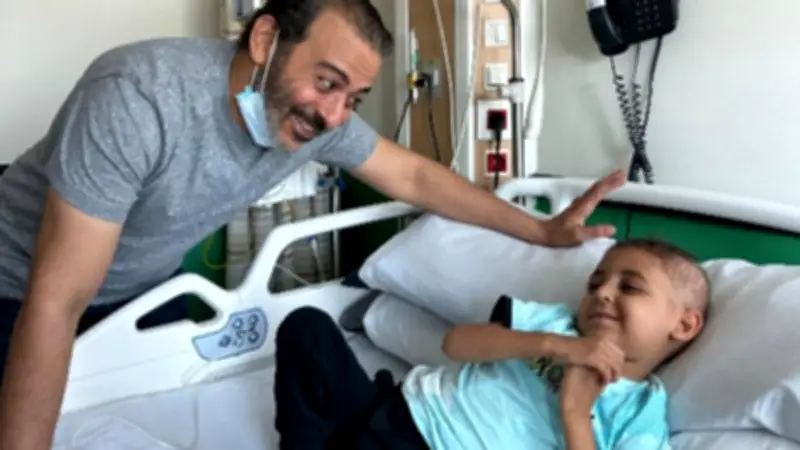 أحمد عزمي يزور مستشفى سرطان الأطفال 57357 لدعم المرضى نفسياً
