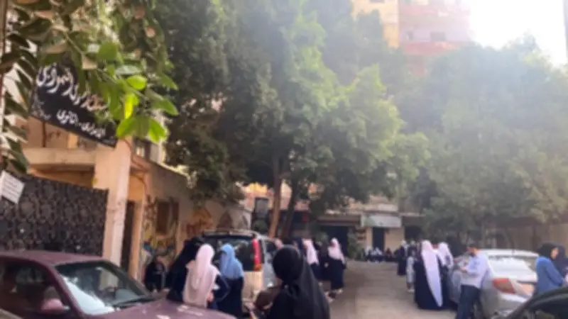 توافد طالبات الثانوية الأزهرية على اللجان لامتحان الكيمياء اليوم السبت