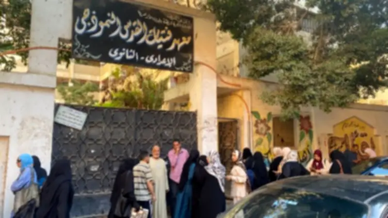 توافد طالبات الثانوية الأزهرية بالهرم لأداء امتحان الفيزياء وسط دعوات الأمهات