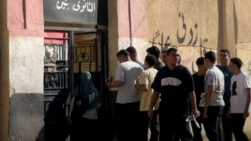 لحظة دخول طلاب الثانوية الأزهرية القسم العلمي لامتحان الفقه