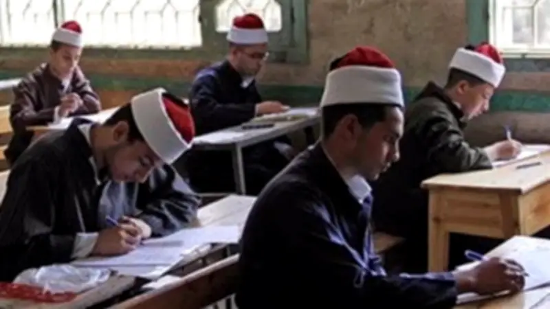 انتظام طلاب القسم الأدبي بالثانوية الأزهرية في امتحان الإنجليزية بالإسماعيلية