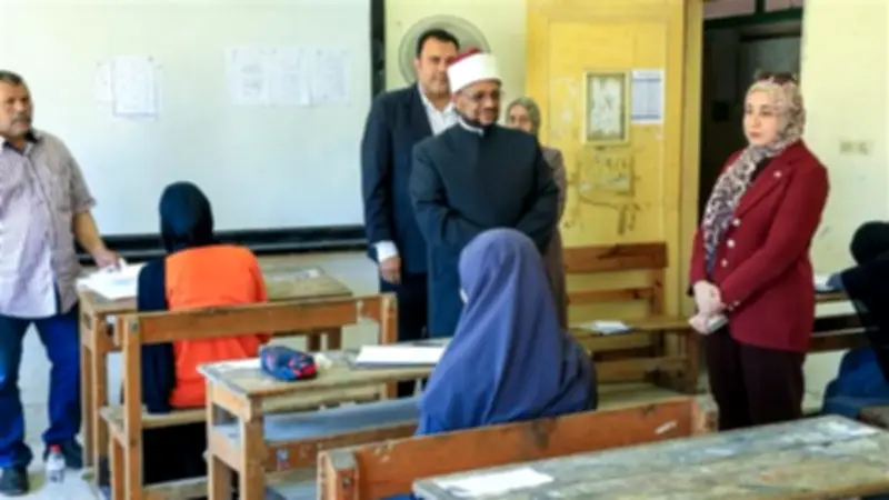 طلاب القسم العلمي بالثانوية الأزهرية يؤدون امتحان الصرف اليوم