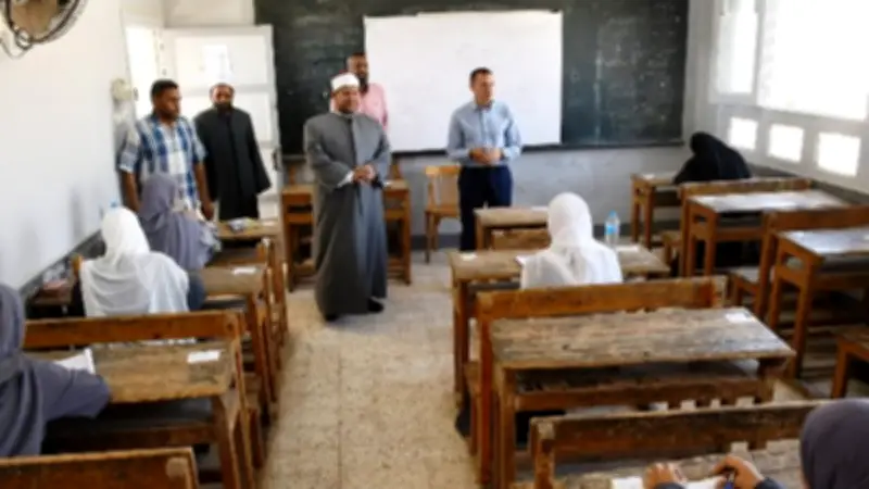 تباين ردود أفعال طلاب الثانوية الأزهرية بأسوان في امتحان الصرف
