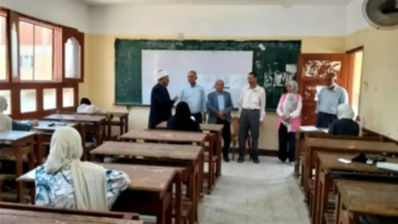 طلاب الثانوية الأزهرية بالإسماعيلية يؤدون امتحان الفقه وسط إجراءات مشددة