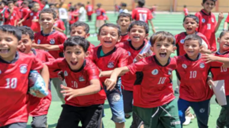 مؤسسة الجارحي توزع 300 تيشرت لمنتخب مصر على الأطفال في الجيزة