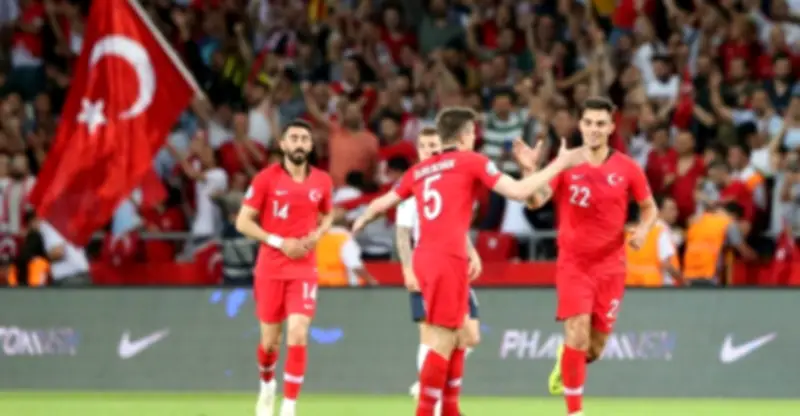 أردا جولر يعتذر للجماهير التركية بعد الخروج المخيب من كأس العالم