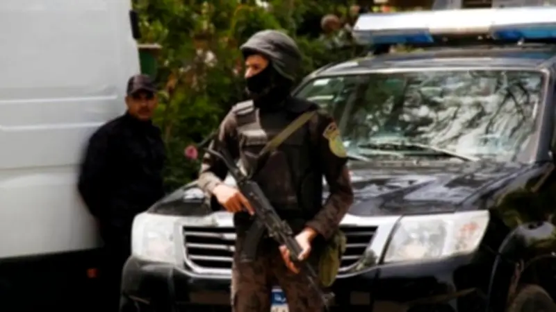 سقوط صاحب مقطع السخرية أمام تمثال تاريخي بالإسكندرية