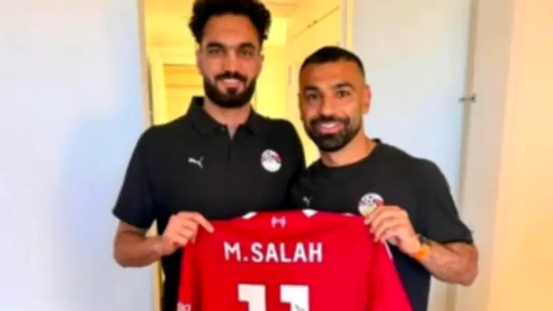 صلاح يهدي تيشيرت ليفربول لزيكو في معسكر منتخب مصر
