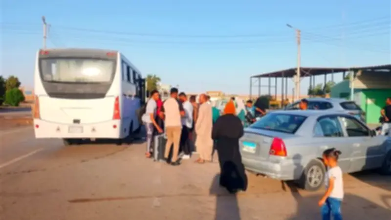 محافظ الوادي الجديد تستجيب لاستغاثة ركاب أتوبيس معطل وتوفر بدائل