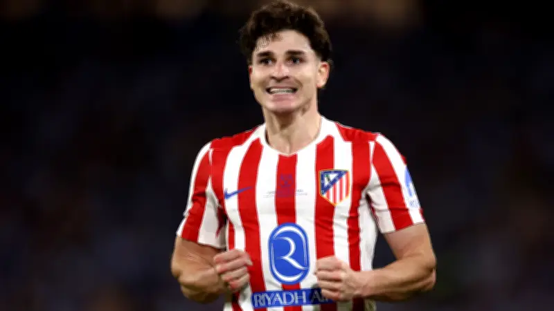 برشلونة يشهر الورقة الذهبية في صفقة ألفاريز ويقدم عرضًا رسميًا لأتلتيكو