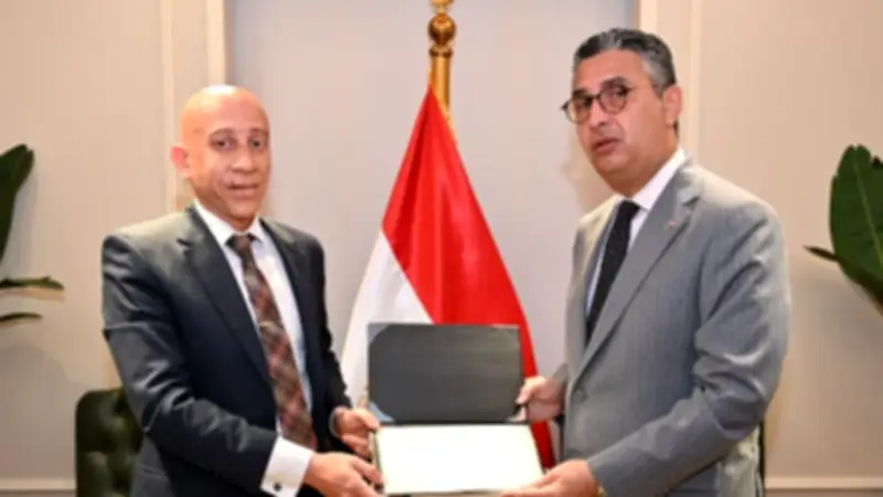 وزير التموين يكرم مفتشًا بالإسكندرية بعد تعرضه لاعتداء خلال حملة رقابية