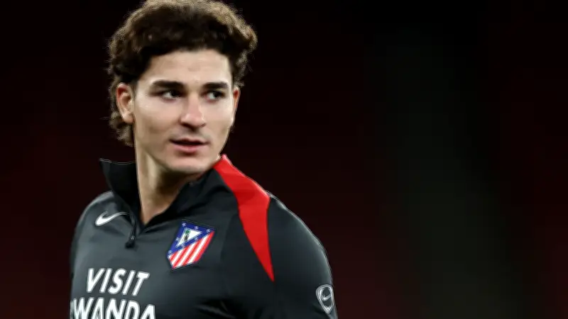 رئيس أتلتيكو مدريد يوجه صدمة لبرشلونة بتأكيد بقاء ألفاريز