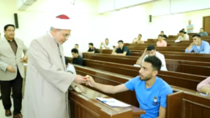 رئيس جامعة الأزهر يتفقد امتحانات الفصل الدراسي الثاني ويوزع الحلوى على الطلاب