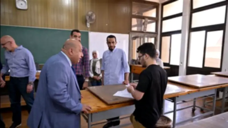 نائب رئيس جامعة القاهرة يتفقد امتحانات الفصل الثاني في عدة كليات