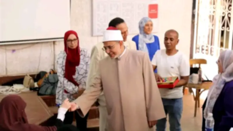 رئيس جامعة الأزهر يوزع الشيكولاتة على الطلاب في لجان الامتحانات