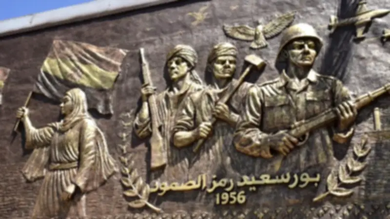 محافظ بورسعيد يتفقد جدارية فنية بميدان عدلي منصور لتوثيق تاريخ المدينة