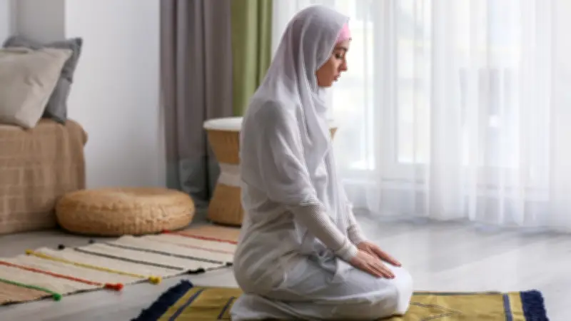 حكم صلاة المرأة كاشفة شعرها في بيتها.. الإفتاء توضح