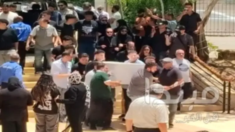 وصول جثمان سهام جلال إلى مسجد حسن الشربتلي لأداء صلاة الجنازة