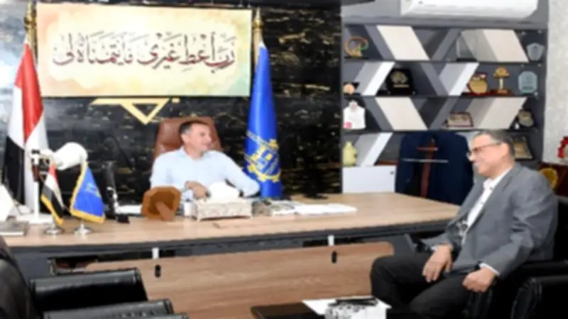 محافظ أسوان يبحث مع هيئة الطرق تسريع تنفيذ المشروعات