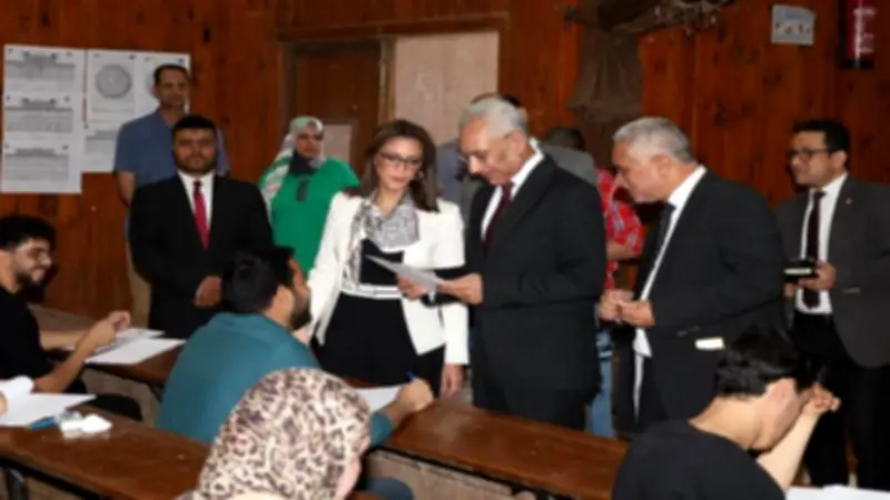رئيس جامعة المنيا يتفقد لجان الامتحانات بكليات الألسن والفنون الجميلة ودار العلوم