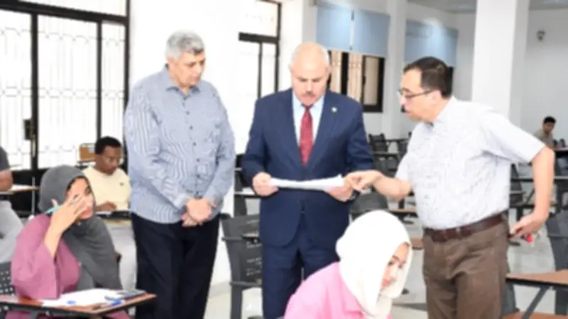 رئيس جامعة قناة السويس يتفقد لجان امتحانات كلية التجارة ويشدد على توفير بيئة مناسبة